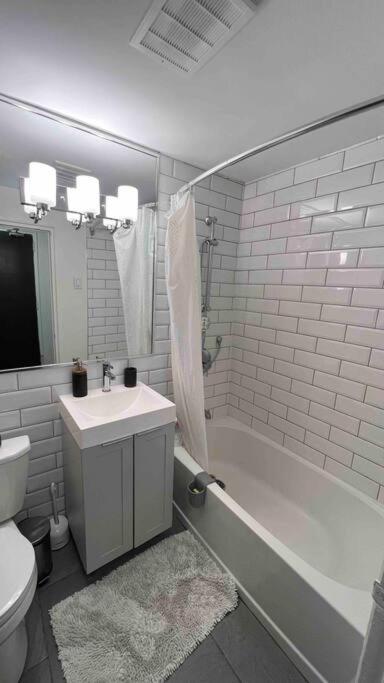 Apartment At The Village Toronto Exterior foto
