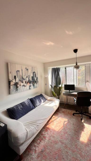 Apartment At The Village Toronto Exterior foto