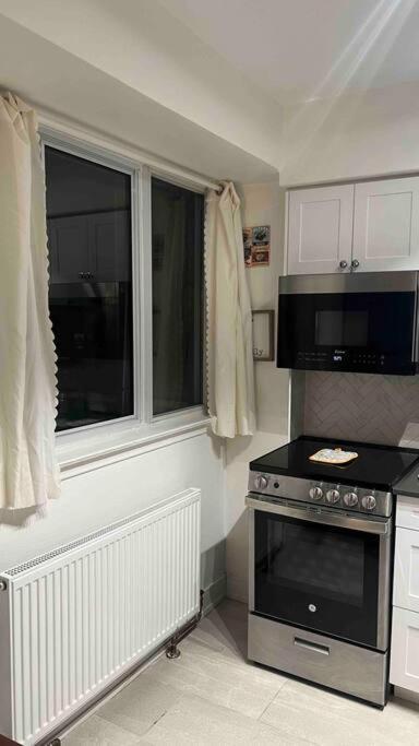 Apartment At The Village Toronto Exterior foto