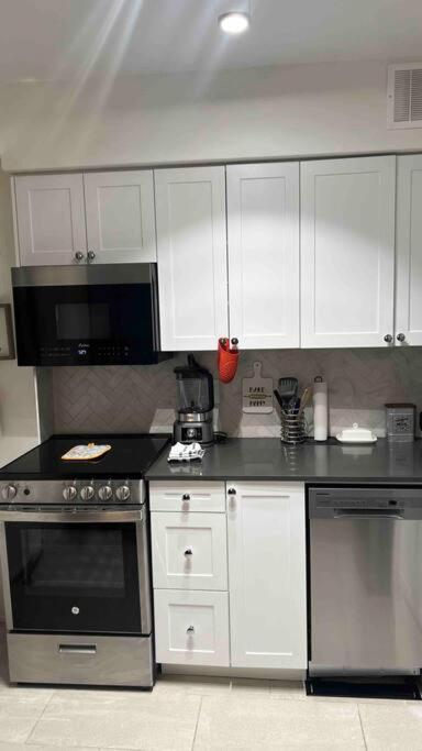 Apartment At The Village Toronto Exterior foto