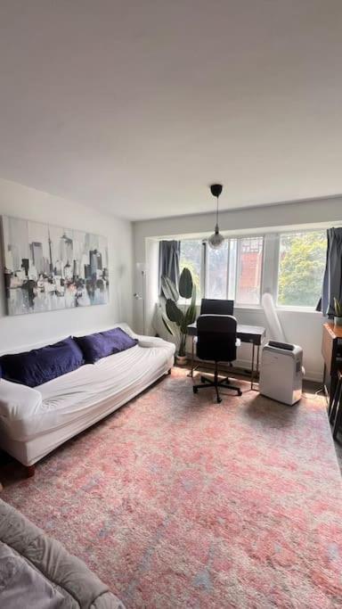 Apartment At The Village Toronto Exterior foto